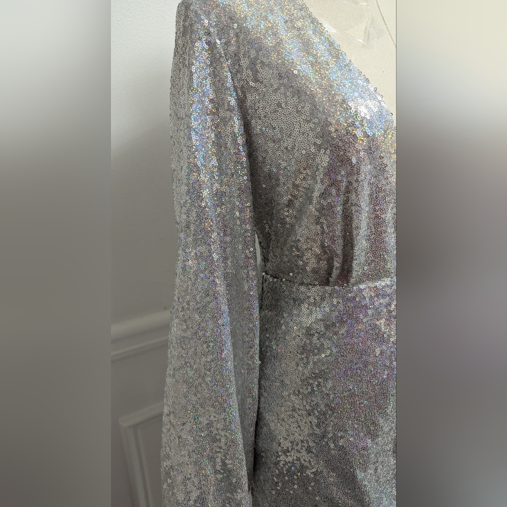 NWT Reg $90 Boohoo Tall Shimmering Silver Plunge Sequin Dress Size 2 - Picture 3 of 6